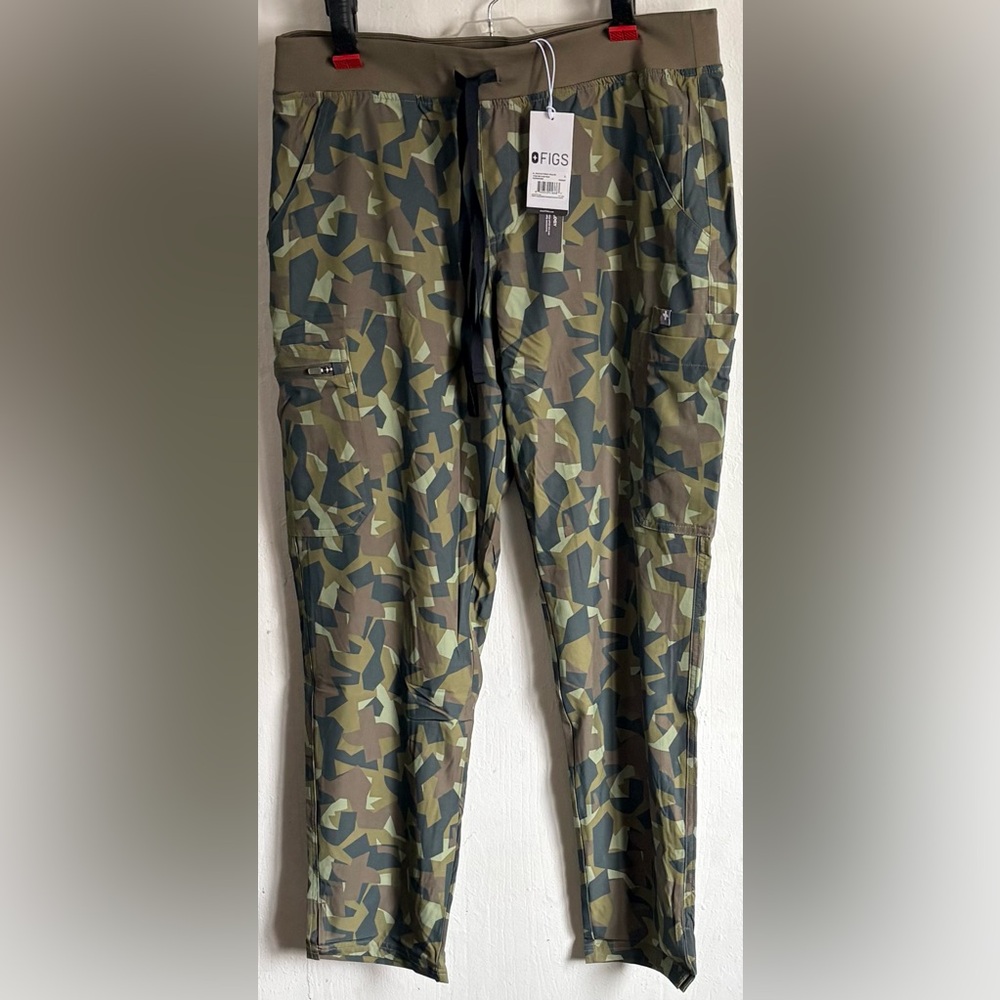 FIGS Women's Freex Lined Scrub Pants in "Martini Olive Camo" Size Large